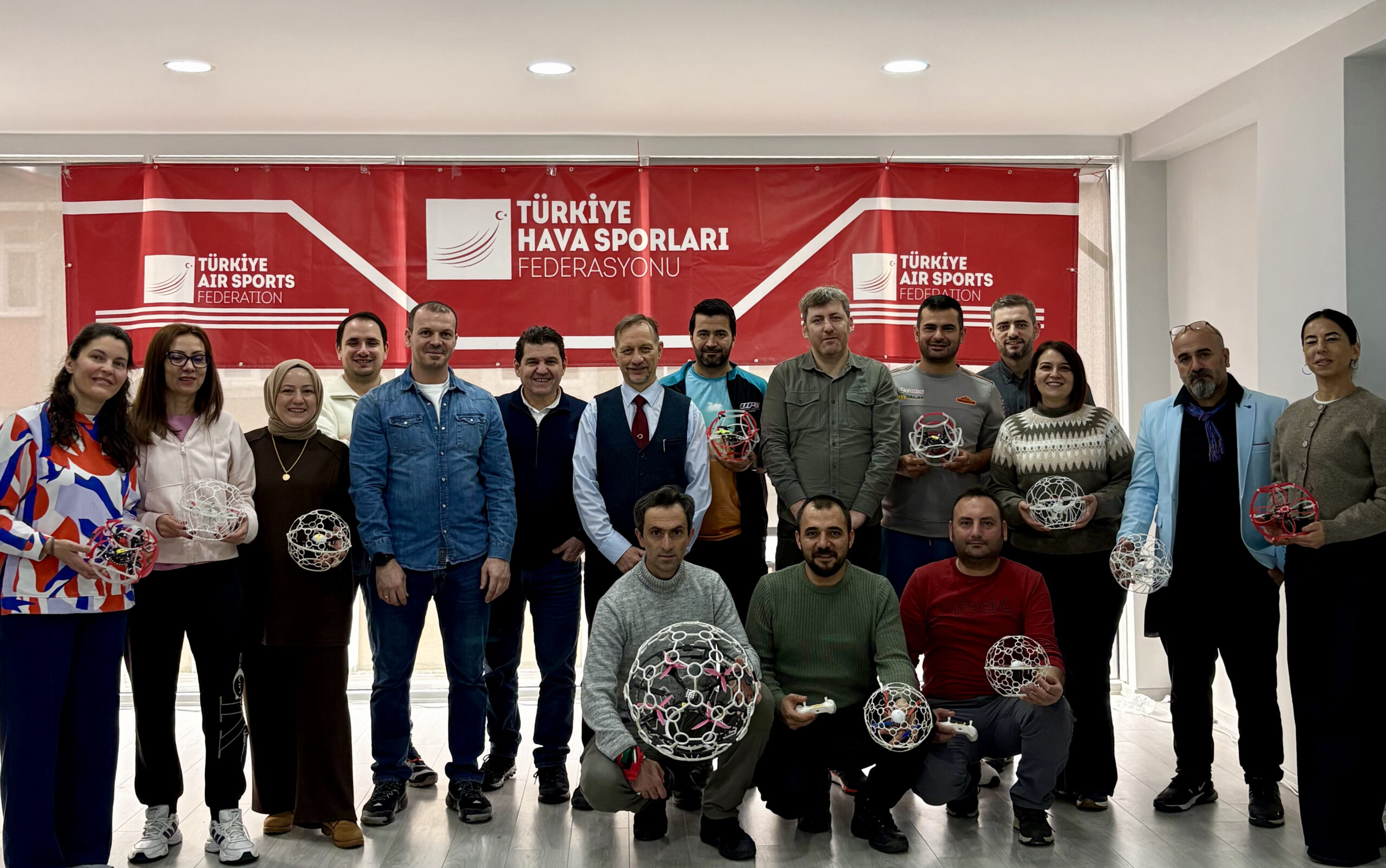 İHA DÜNYASINDA EĞİTİM HAMLESİ: YENİ ANTRENÖRLER SERTİFİKALARINI ALDI!